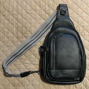 Cluci Black Leather Sling Bag